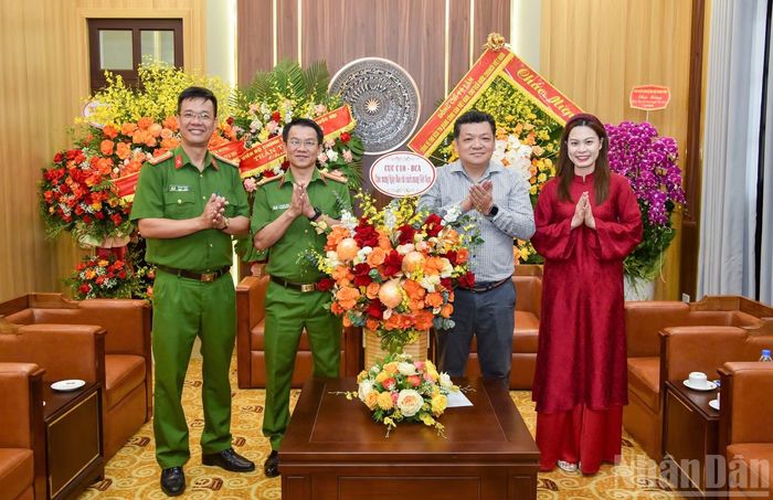  Cục Cảnh sát quản lý trại giam (Bộ Công an) thăm và chúc mừng Báo Nhân Dân. 