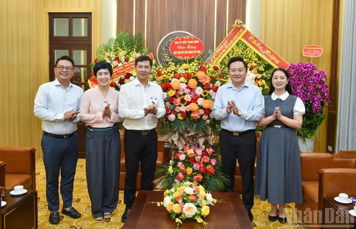 Đồng chí Nguyễn Thành Tâm, Ủy viên Trung ương Đảng, Phó Trưởng Ban Tổ chức Trung ương cùng đoàn thăm và chúc mừng tập thể Báo Nhân Dân.