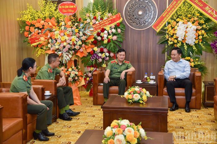 Đồng chí Phan Văn Hùng, Ủy viên Ban Thường vụ Đảng ủy, Phó Tổng Biên tập Báo Nhân Dân tiếp đoàn Bộ Tư lệnh Cảnh vệ.