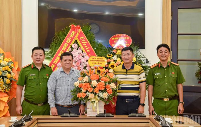 Đảng ủy, Ban Chỉ huy Công an Phường Hoàn Kiếm thăm và chúc mừng Báo Nhân Dân.