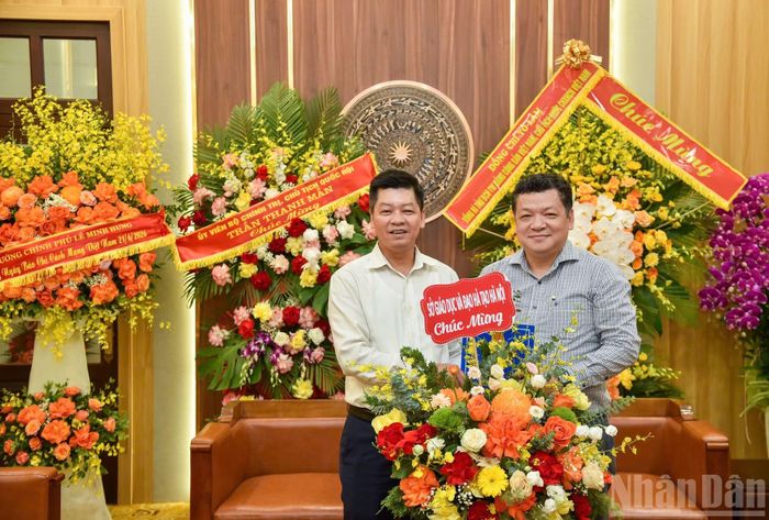 Sở Giáo dục và Đào tạo Hà Nội chúc mừng tập thể lãnh đạo, cán bộ, phóng viên, biên tập viên và người lao động Báo Nhân Dân nhân kỷ niệm 101 năm Ngày Báo chí Cách mạng Việt Nam.