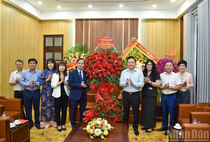 Đoàn Ban Nội chính Trung ương đã đến thăm và chúc mừng tập thể Báo Nhân Dân.