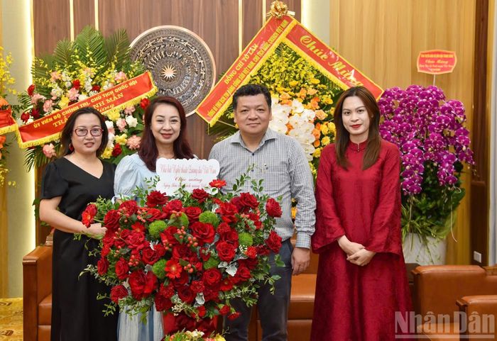 Nhà hát Nghệ thuật đương đại Việt Nam thăm và chúc mừng tập thể Báo Nhân Dân.