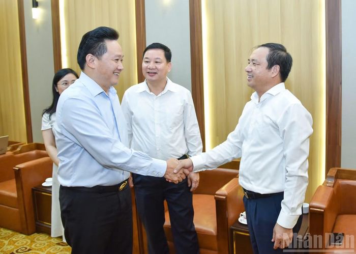 Cũng trong sáng nay, đồng chí Phan Văn Hùng, Ủy viên Ban Thường vụ Đảng ủy, Phó Tổng Biên tập Báo Nhân Dân đã tiếp đồng chí Lương Đức Minh, Ủy viên Ban Thường vụ Tỉnh ủy, Trưởng Ban Tuyên giáo và Dân vận Tỉnh ủy Phú Thọ.
