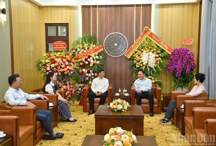 Đoàn lãnh đạo, cán bộ Ban Tổ chức Trung ương gửi lời chúc tốt đẹp đến tập thể Báo Nhân Dân.