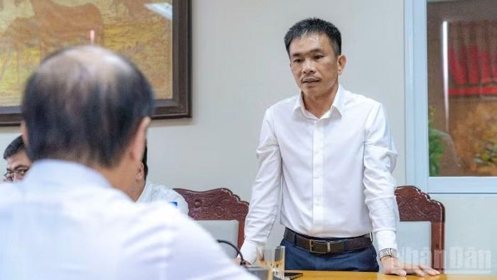 Đồng chí Phan Thái Sơn, quyền Trưởng Cơ quan Đại diện Báo Nhân Dân tại miền trung-Tây Nguyên phát biểu tại buổi gặp mặt.