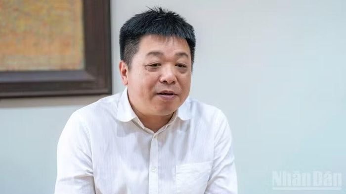 Đồng chí Quế Đình Nguyên, Phó Bí thư Thường trực Đảng ủy, Phó Tổng Biên tập Báo Nhân Dân, phát biểu tại buổi gặp mặt.