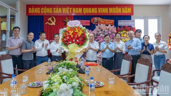 Đồng chí Phạm Tất Thắng, Ủy viên Trung ương Đảng, Phó Trưởng ban Thường trực Ban Tuyên giáo và Dân vận Trung ương thăm, chúc mừng Cơ quan Đại diện Báo Nhân Dân tại miền trung-Tây Nguyên.