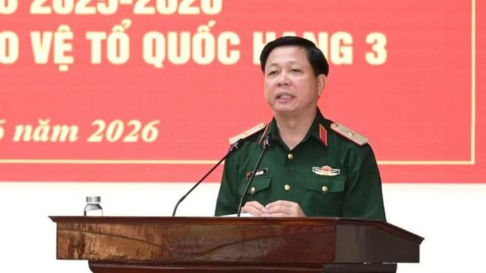 Thiếu tướng Lê Văn Trung, Phó Chính ủy, Trưởng Ban chỉ đạo tìm kiếm, quy tập, xác định danh tính hài cốt liệt sĩ Quân khu 4 phát biểu tại hội nghị.