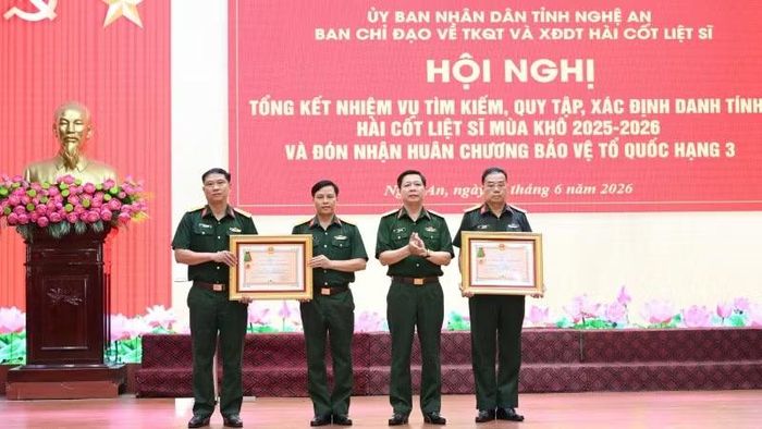 Đội Quy tập Bộ Chỉ huy Quân sự tỉnh Nghệ An vinh dự đón nhận Huân chương Bảo vệ Tổ quốc hạng Ba.