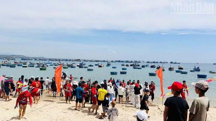 Người dân và du khách theo dõi, cổ vũ các đội thi tại Châu Thuận.