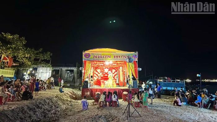 Diễn tuồng cổ phục vụ người dân và du khách.
