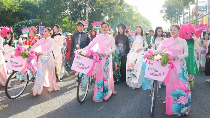Diễu hành áo dài sen gần khu vực công viên Văn Miếu, phường Cao Lãnh.