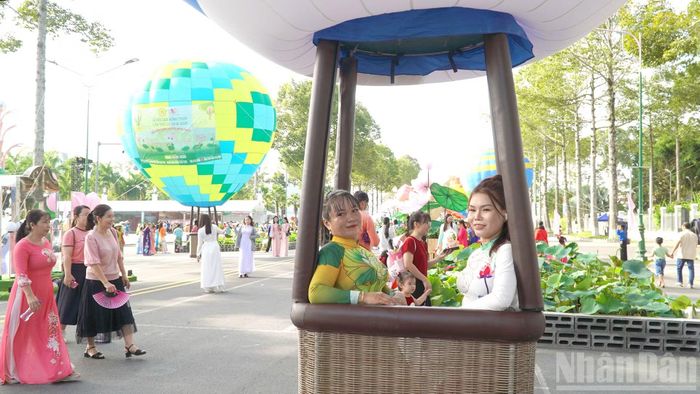 Chụp hình lưu niệm bên khinh khí cầu.