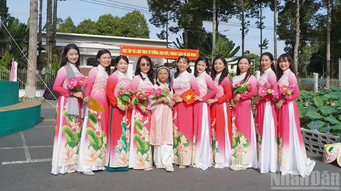 Giáo viên và học sinh phường Cao Lãnh duyên dáng bên áo dài sen.