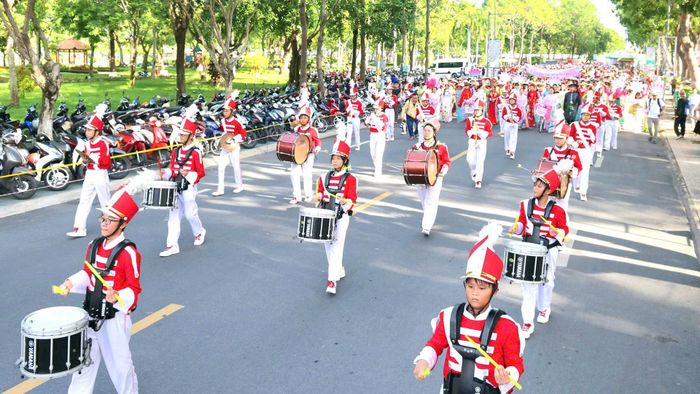 Thiếu nhi biểu diễn trống kèn trên đường phố Cao Lãnh.