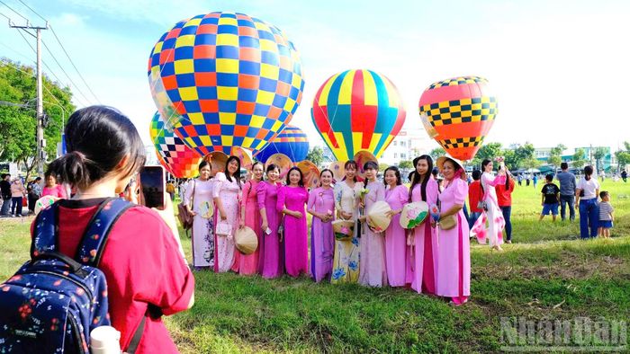 Những tà áo dài sen thướt tha bên sắc màu khinh khí cầu.