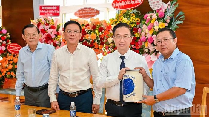 Đồng chí Lê Nam Tư, Trưởng Đại diện tại khu vực miền nam tặng quà lưu niệm cho đồng chí Đặng Minh Thông, Phó Bí thư Thành ủy Thành phố Hồ Chí Minh. (Ảnh: Thế Anh)