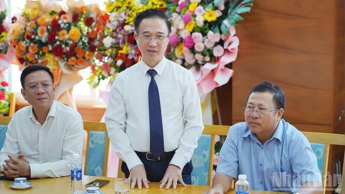 Đồng chí Đặng Minh Thông, Phó Bí thư Thành ủy Thành phố Hồ Chí Minh phát biểu tại buổi thăm Cơ quan đại diện tại khu vực miền nam. (Ảnh: Thế Anh)