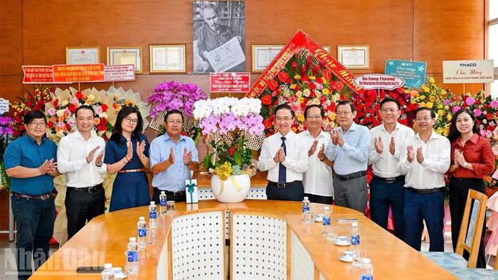 Đoàn đại biểu Thành ủy Thành phố Hồ Chí Minh chúc mừng tập thể Cơ quan đại diện tại khu vực miền nam. (Ảnh: Thế Anh)