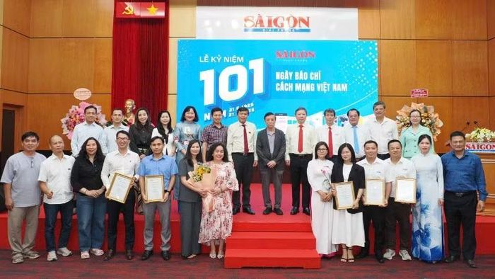 Ban tổ chức trao giải cho các tác giả có tác phẩm đoạt giải lần này.