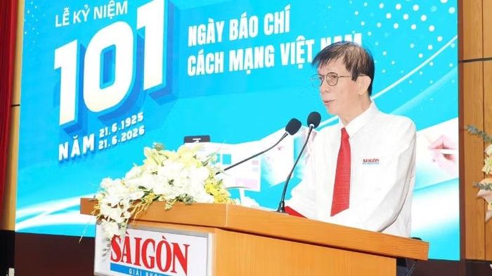 Quyền Tổng Biên tập Báo Sài gòn Giải phóng Nguyễn Khắc Văn phát biểu tại buổi lễ.
