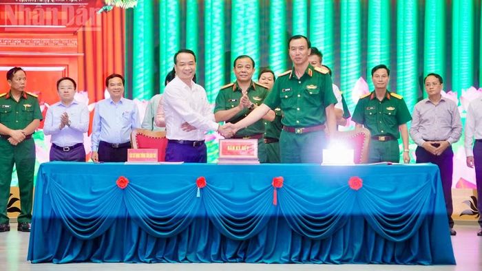 Đại diện Báo Nhân Dân tại khu vực miền nam ký kết với Bộ Tư lệnh Thành phố Hồ Chí Minh.