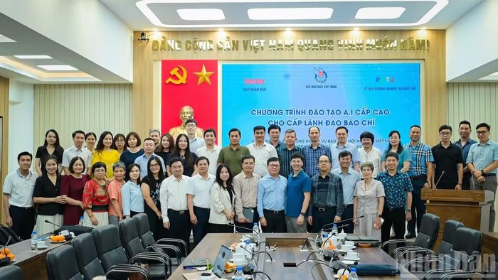 Báo Nhân Dân phối hợp Trung tâm Bồi dưỡng nghiệp vụ báo chí (Hội Nhà báo Việt Nam) tổ chức Chương trình đào tạo trí tuệ nhân tạo (AI) cấp cao dành cho lãnh đạo các cơ quan báo chí, nhằm cập nhật xu thế công nghệ mới, thúc đẩy chuyển đổi số và nâng cao năng suất hoạt động tòa soạn. (Ảnh: BẢO LONG)