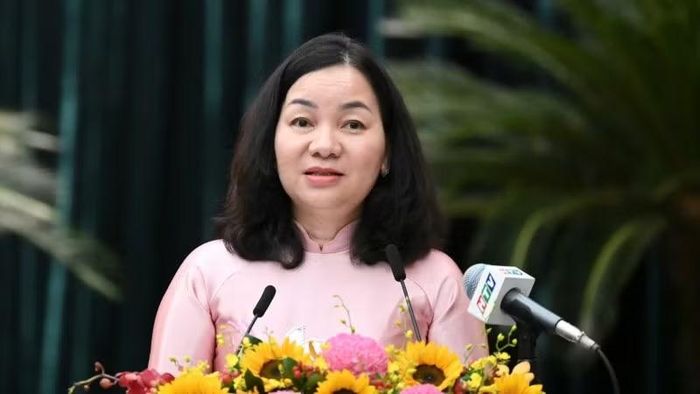 Phó Chủ tịch Thường trực Ủy ban Mặt trận Tổ quốc Việt Nam Thành phố Trương Thị Bích Hạnh báo cáo tại kỳ họp.