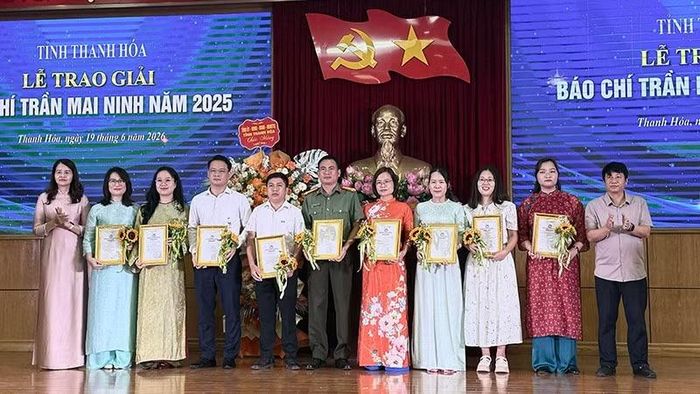 Ban tổ chức trao phần thưởng cho các tác giả, nhóm tác giả đoạt giải.