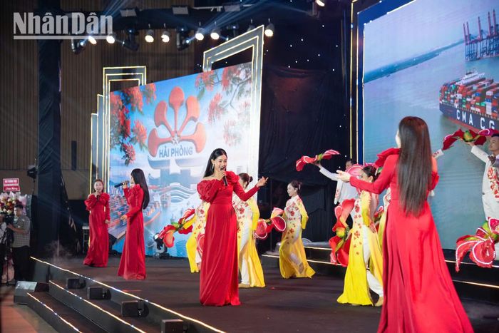 Tiết mục biểu diễn nghệ thuật trong Lễ khai mạc. (Ảnh: MINH DUY)