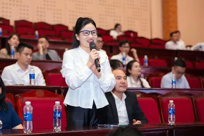 Các đại biểu doanh nhân trẻ trao đổi, đề xuất các sáng kiến, giải pháp tại Diễn đàn.