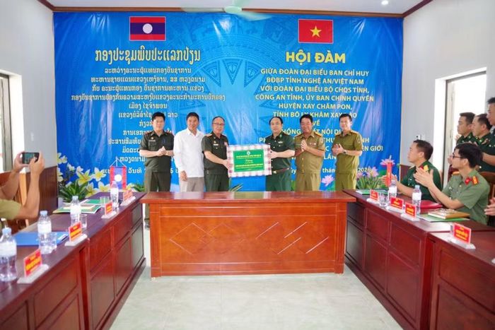 Đại tá Nguyễn Công Lực, Chỉ huy trưởng Ban Chỉ huy Bộ đội Biên phòng tỉnh Nghệ An tặng quà cho nước bạn Lào.