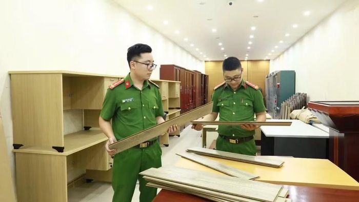 Lực lượng Công an kiểm tra tang vật.