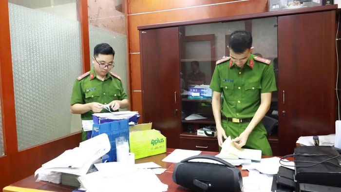 Lực lượng Công an kiểm tra các tài liệu, chứng cứ.