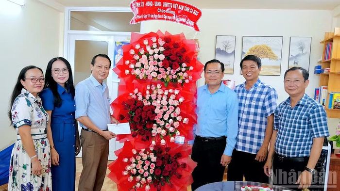 Phó Chủ tịch Ủy ban nhân dân tỉnh Cà Mau Ngô Vũ Thăng (thứ ba từ phải qua), cùng đại diện lãnh đạo Ban Tuyên giáo và Dân vận Tỉnh ủy, lãnh đạo Sở Văn hóa, Thể thao và Du lịch tỉnh Cà Mau tặng hoa và quà chúc mừng Cơ quan đại diện Báo Nhân Dân tại Cà Mau.