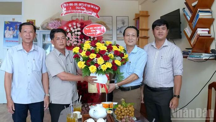 Đoàn công tác của Đảng ủy, Hội đồng nhân dân, Ủy ban nhân dân, Ủy ban Mặt trận Tổ quốc Việt Nam tỉnh Cà Mau thăm, chúc mừng Cơ quan đại diện Báo Nhân Dân tại Cà Mau.