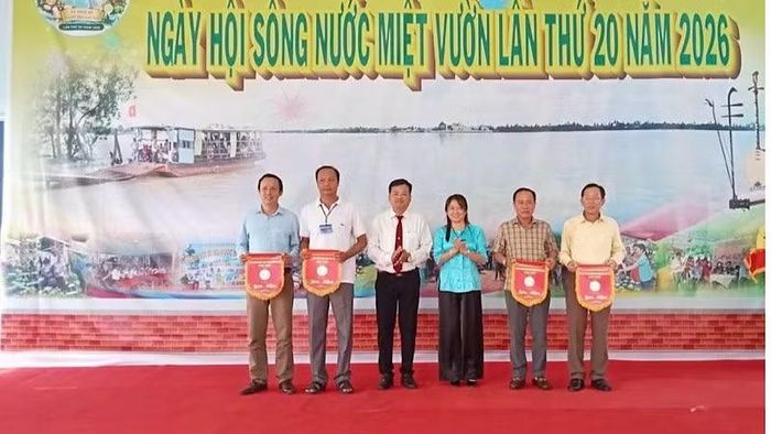 Ban tổ chức tặng cờ lưu niệm cho các đơn vị tham gia ngày hội.