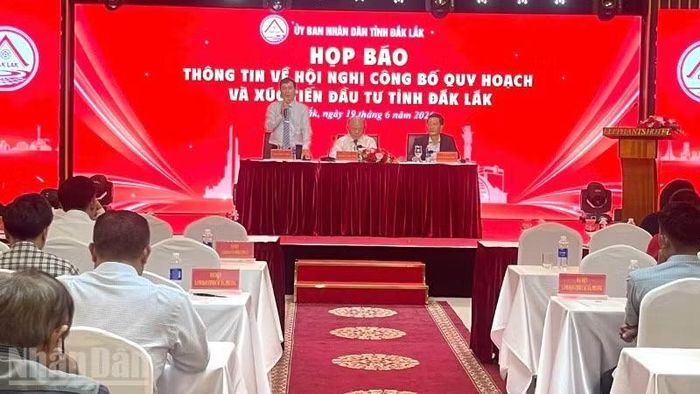 Giám đốc Sở Văn hóa, Thể thao và Du lịch tỉnh Đắk Lắk Trần Hồng Tiến trả lời câu hỏi của phóng viên.
