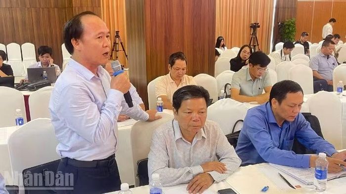 Lãnh đạo Sở Tài chính trả lời câu hỏi của các phóng viên.