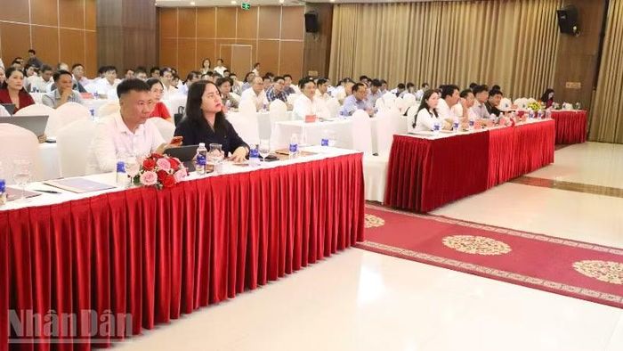 Các đại biểu dự buổi họp báo.