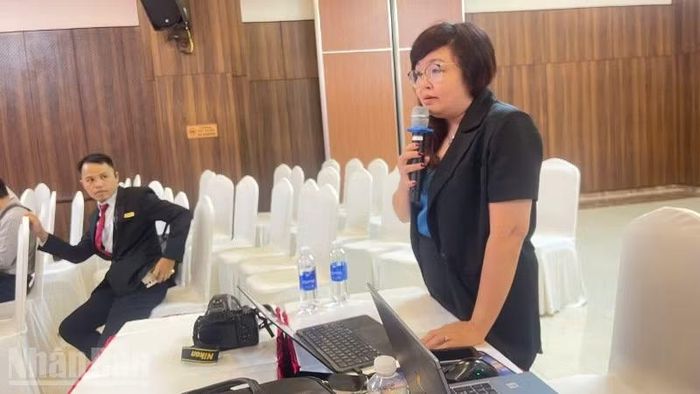 Phóng viên Thanh Nga, Báo Đại đoàn kết đặt câu hỏi tại buổi họp báo.