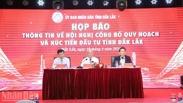 Lãnh đạo Ủy ban nhân dân tỉnh Đắk Lắk và các sở, ngành chủ trì buổi họp báo.