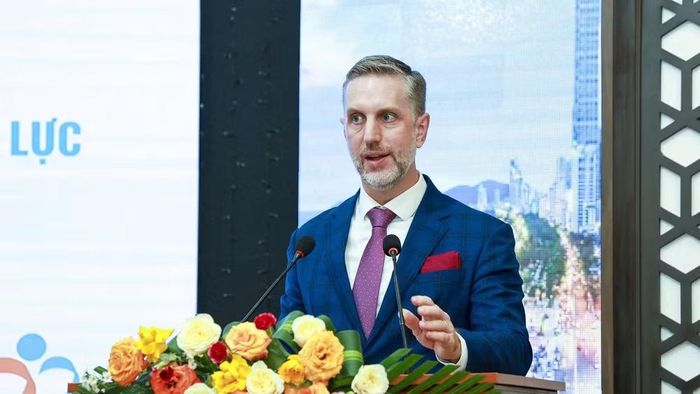 Trưởng đại diện UNFPA tại Việt Nam Matt Jackson phát biểu tại hội thảo. (Ảnh BTC)