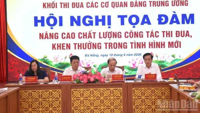 Các đồng chí chủ trì buổi tọa đàm.