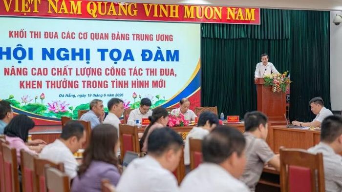 Các đại biểu trình bày tham luận tại chương trình.