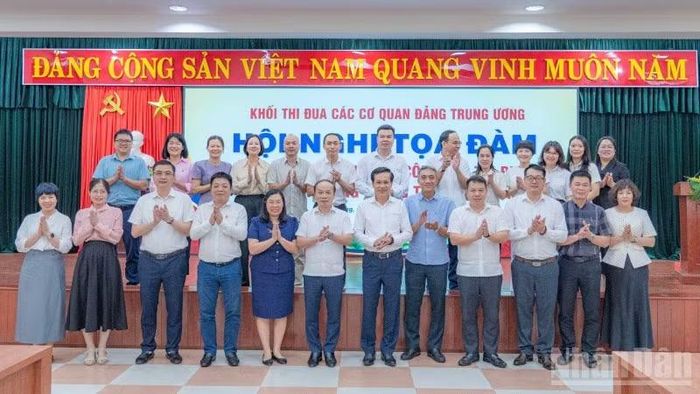 Các đại biểu tham dự chương trình tọa đàm chiều 19/6.
