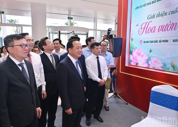 Trưởng Ban Tuyên giáo và Dân vận Trung ương Trịnh Văn Quyết cùng các đại biểu tham quan gian trưng bày của Báo Nhân Dân.