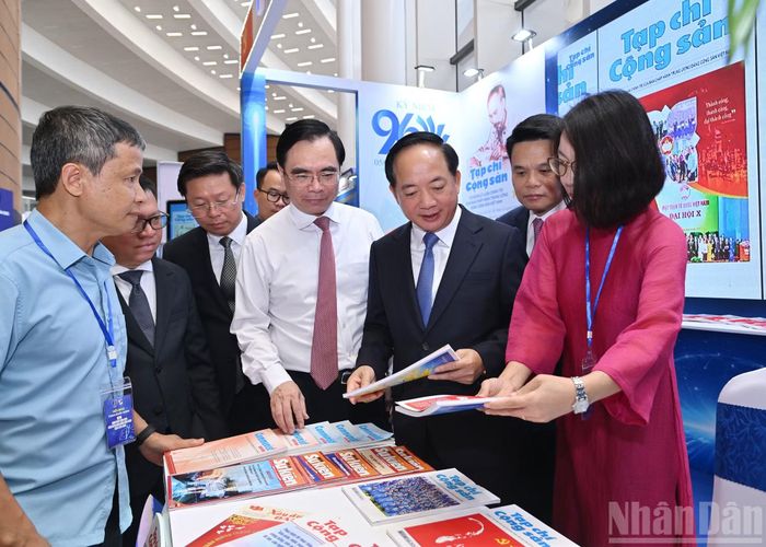 Trưởng Ban Tuyên giáo và Dân vận Trung ương Trịnh Văn Quyết cùng các đại biểu tham quan gian trưng bày của Tạp chí Cộng sản.