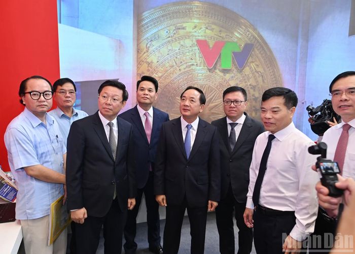 Trưởng Ban Tuyên giáo và Dân vận Trung ương Trịnh Văn Quyết cùng các đại biểu tham quan gian trưng bày của Đài Truyền hình Việt Nam.